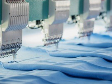 <p>源源不斷的國外訂單如雪片飛來，忙碌的時(shí)候，服裝廠里的工人京倉需要日夜趕進(jìn)度</p>
