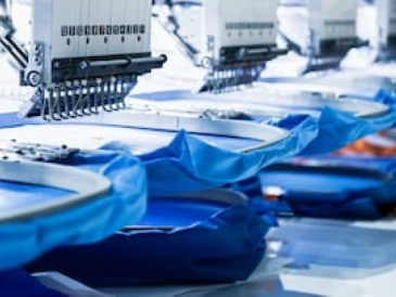 <p>源源不斷的國外訂單如雪片飛來，忙碌的時(shí)候，服裝廠里的工人京倉需要日夜趕進(jìn)度</p>
